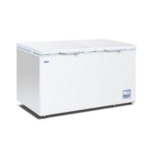 Energy-efficient storage chest freezer with 550L capacity, inventory baskets and solid doors