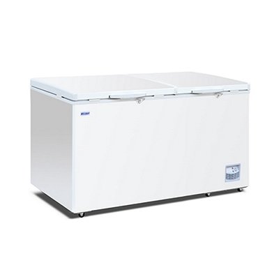 Energy-efficient storage chest freezer with 550L capacity, inventory baskets and solid doors
